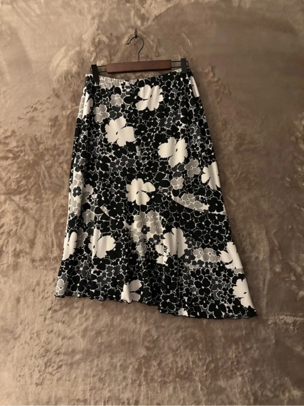 Susan Lawrence Asymmetrical Skirt Women’s Size L Black /White Floral Print